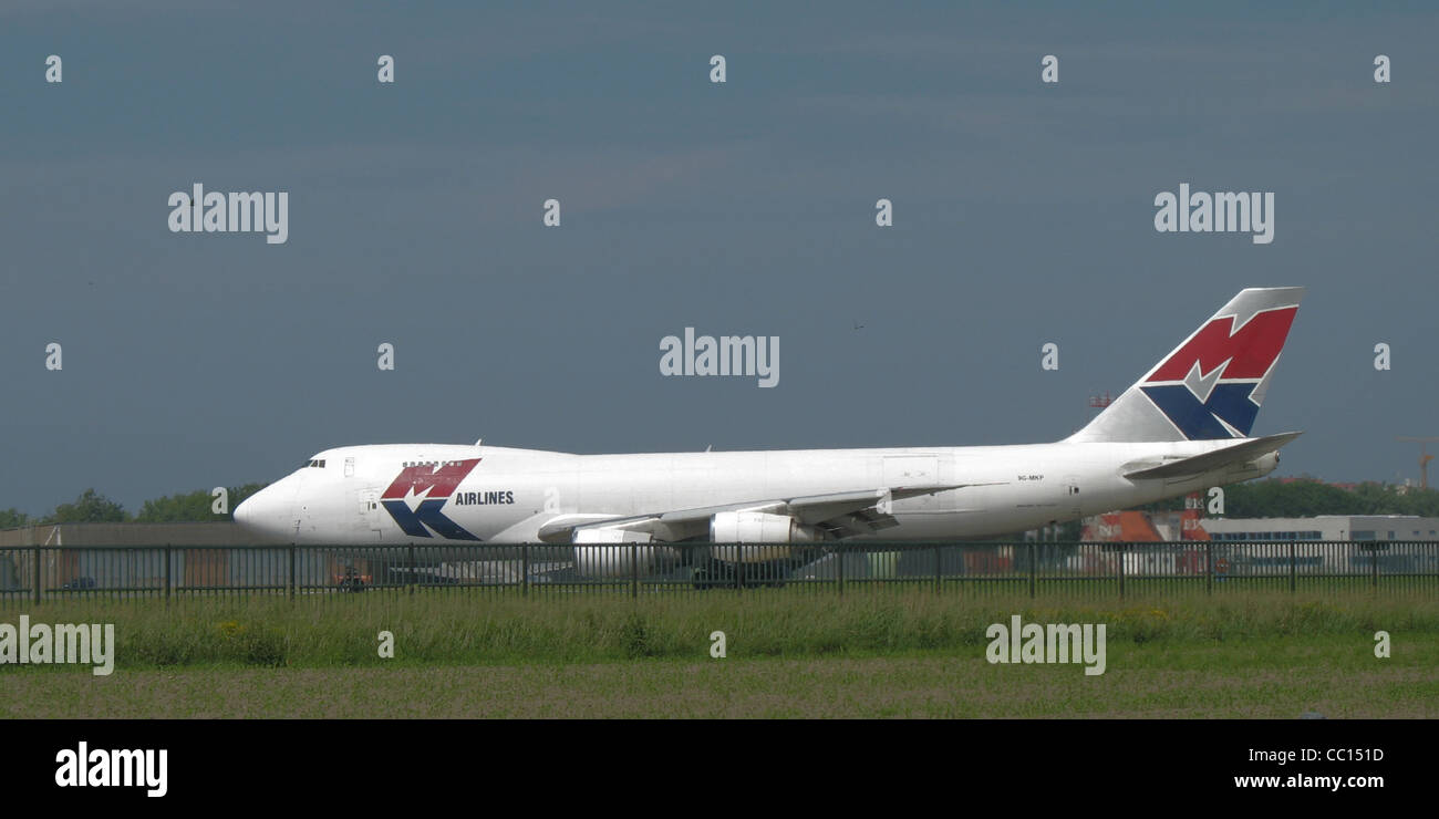 MK Airlines Boeing 747-200 landet auf dem Flughafen Ostende-Brügge, Belgien Stockfoto