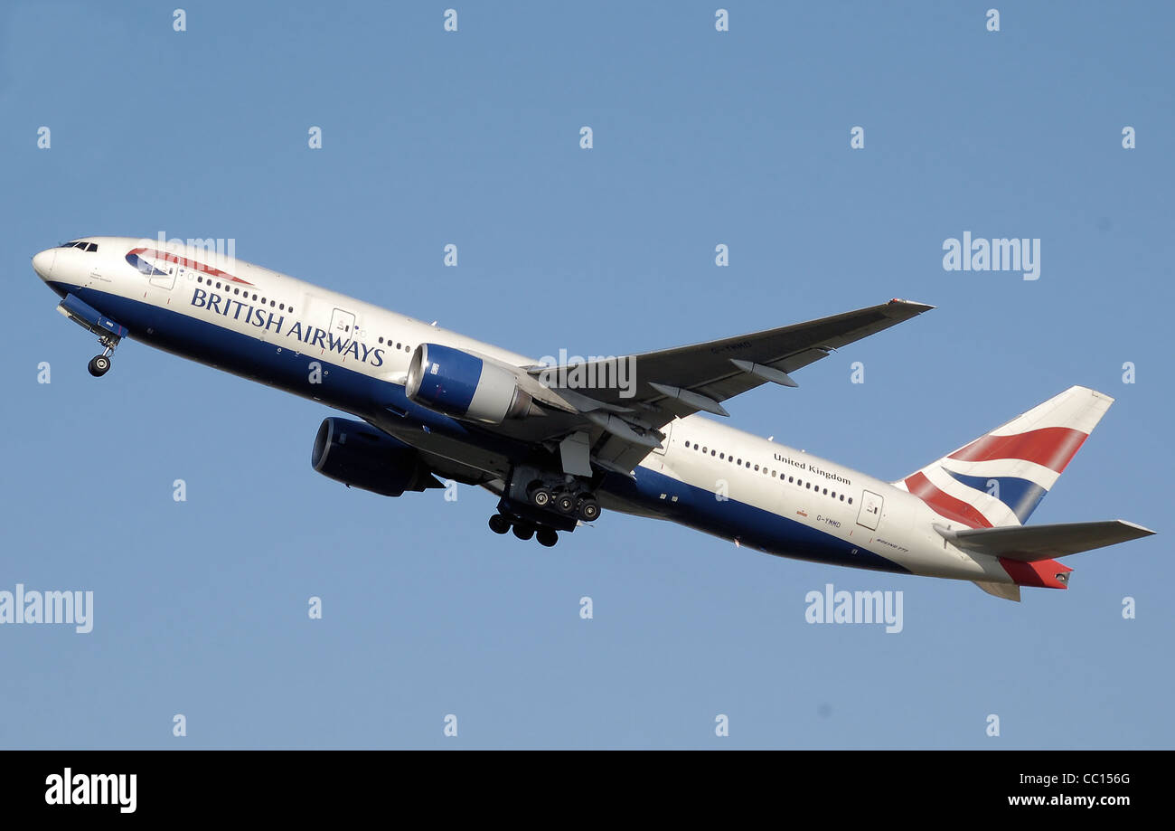 British Airways Boeing 777-200 (G-YMMD) startet vom Flughafen London Heathrow, England Stockfoto