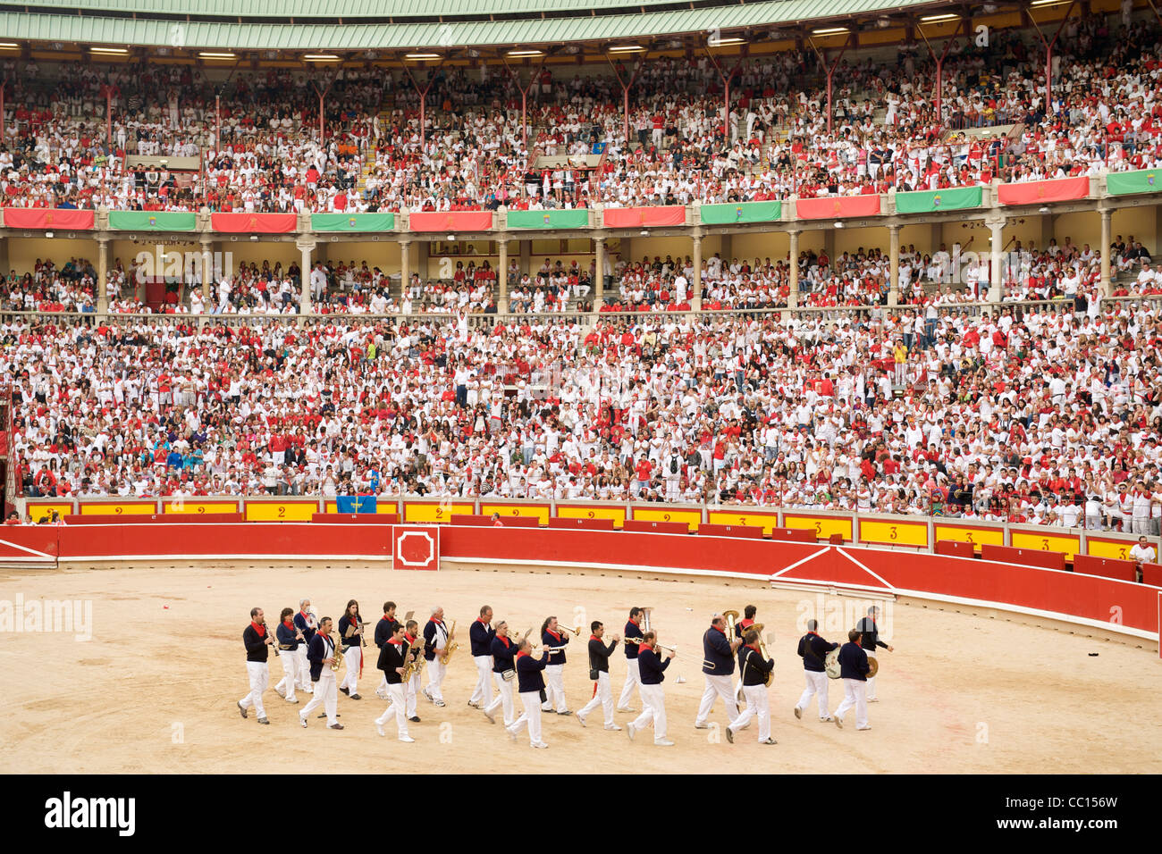 Eine Band unterhält die Massen in der Arena während des Festivals von San Fermin (aka das laufen der Stiere) in Pamplona Spanien. Stockfoto