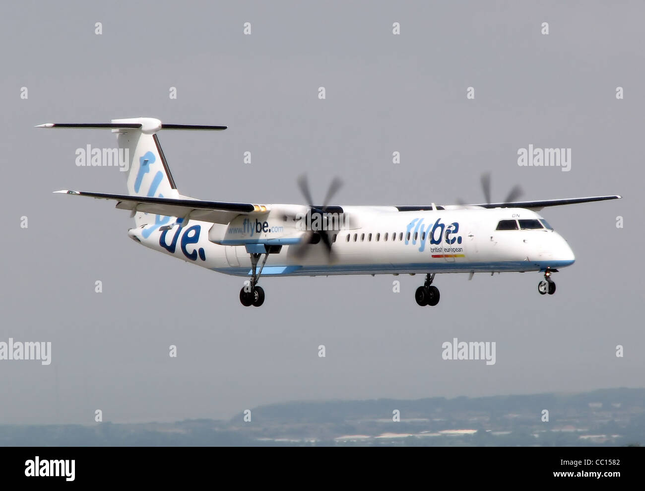 Flybe De Havilland Canada DHC-8 (G-JEDN) landet am Flughafen Bristol, England. Stockfoto