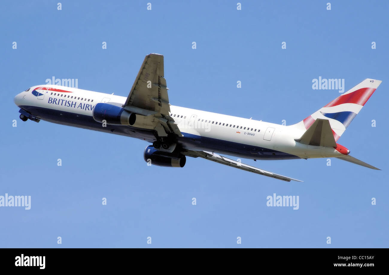 British Airways Boeing 767-300 (G-BNWB) startet vom Flughafen London Heathrow, England Stockfoto