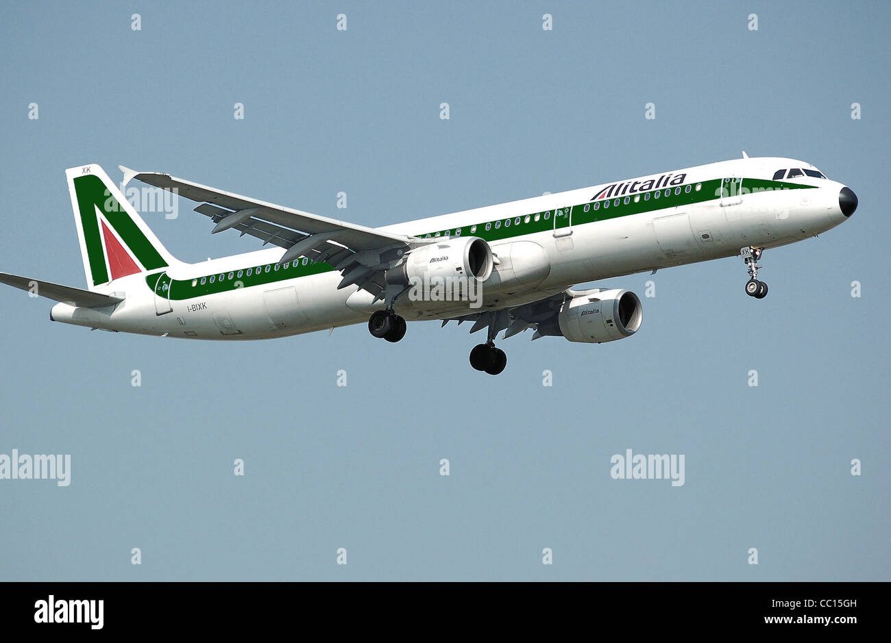 Alitalia Airbus A321-100 (I-BIXK) landet auf dem Flughafen London Heathrow. Stockfoto