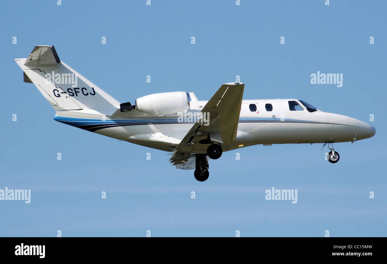 Cessna 525 CitationJet (G-SFCJ) landet auf dem Flughafen von Birmingham, Birmingham, England. Stockfoto