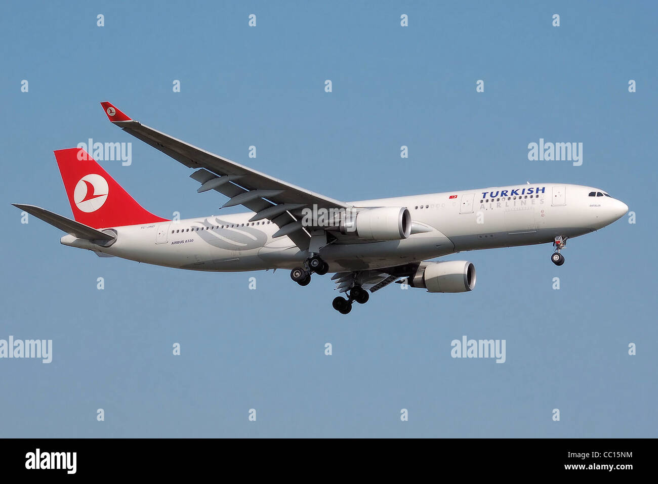 Turkish Airlines Airbus A330-200 (TC-JND) landet auf dem Flughafen London Heathrow. Stockfoto