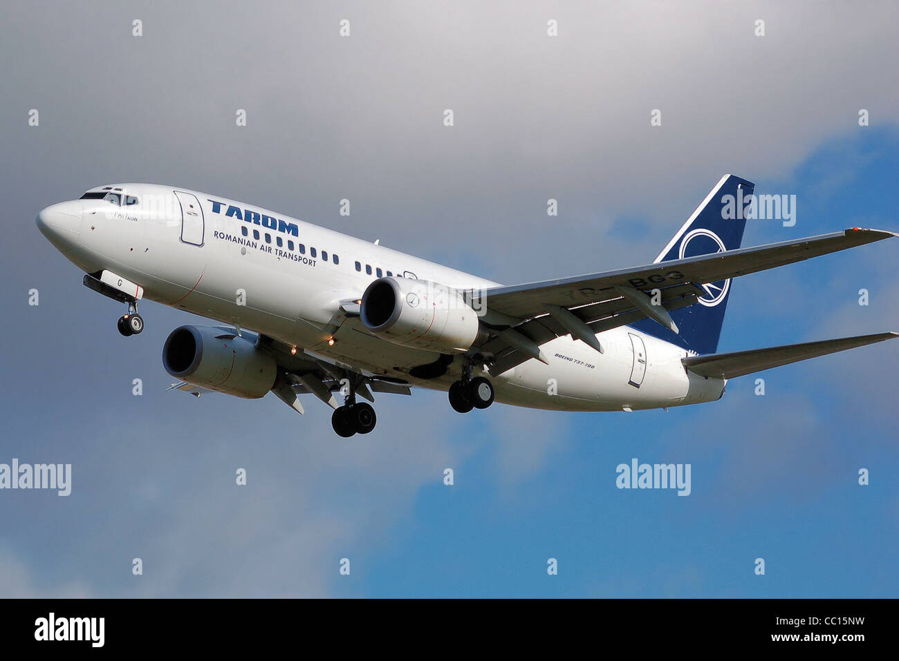 TAROM Boeing 737-700 (YR-BGG) landet auf dem Flughafen London Heathrow. Stockfoto