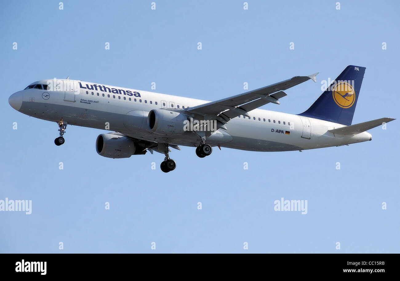 Lufthansa Airbus A320-200 (D-AIPA) landet am Flughafen London Heathrow. Stockfoto