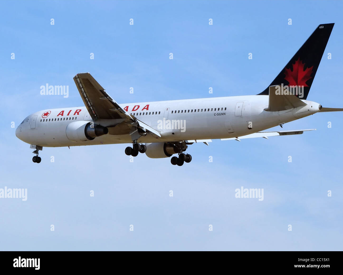 Air Canada Boeing 767-300ER (C-GGMX) in ein abgelöstes Livree, landet am  Flughafen London Heathrow Stockfotografie - Alamy