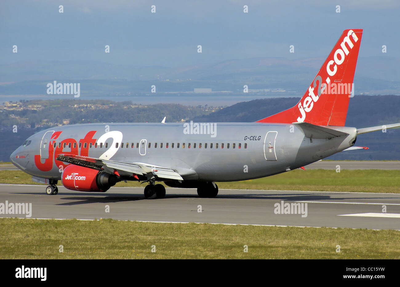 Jet2.com Boeing 737-300 (G-CELG) Rollen nach der Landung am Flughafen Bristol, Bristol, England. Stockfoto