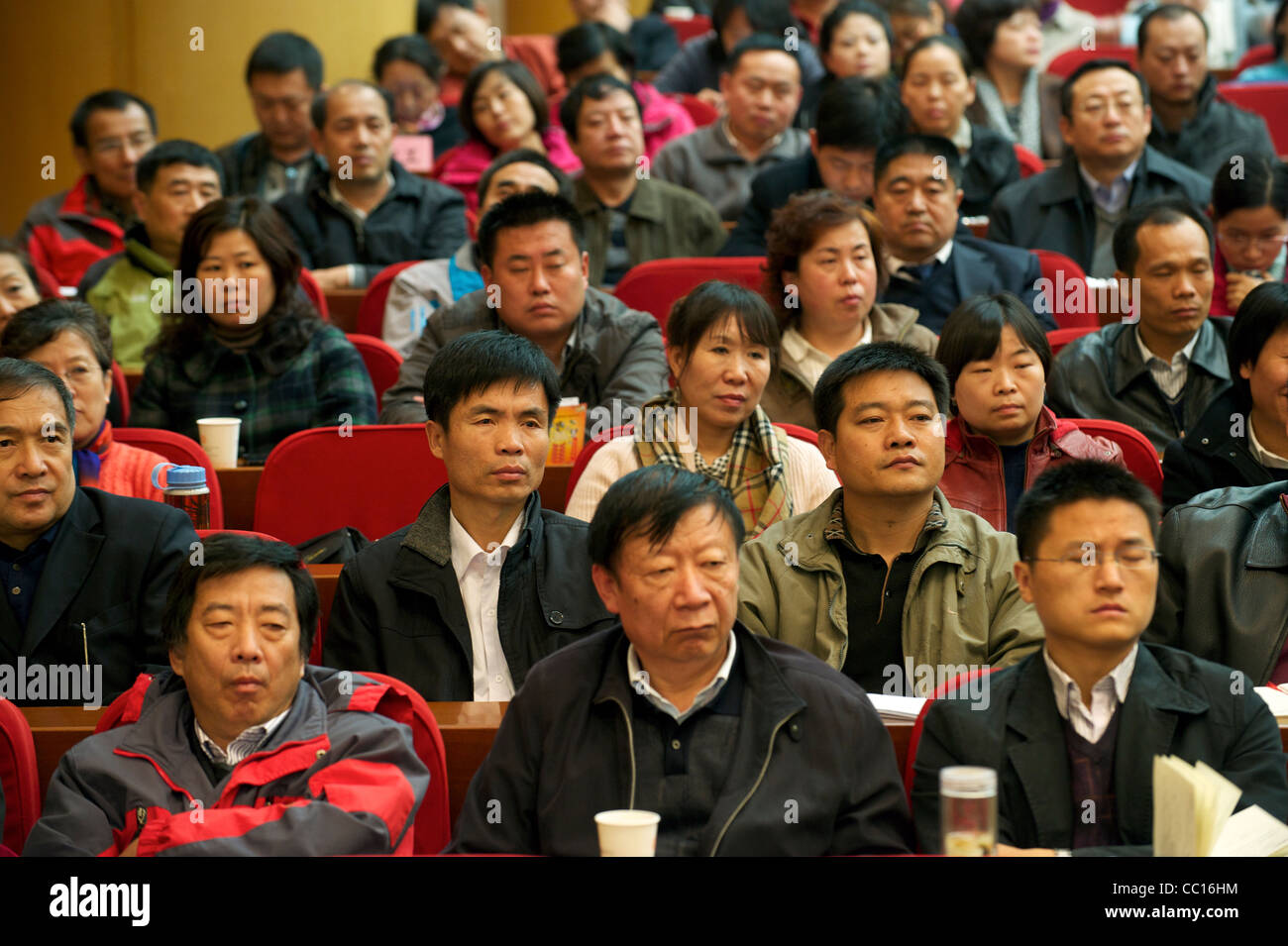 Kader Schüler besuchen einen Vortrag in Beijing kommunistische Partei-Schule in Peking, China. 21. November 2011 Stockfoto