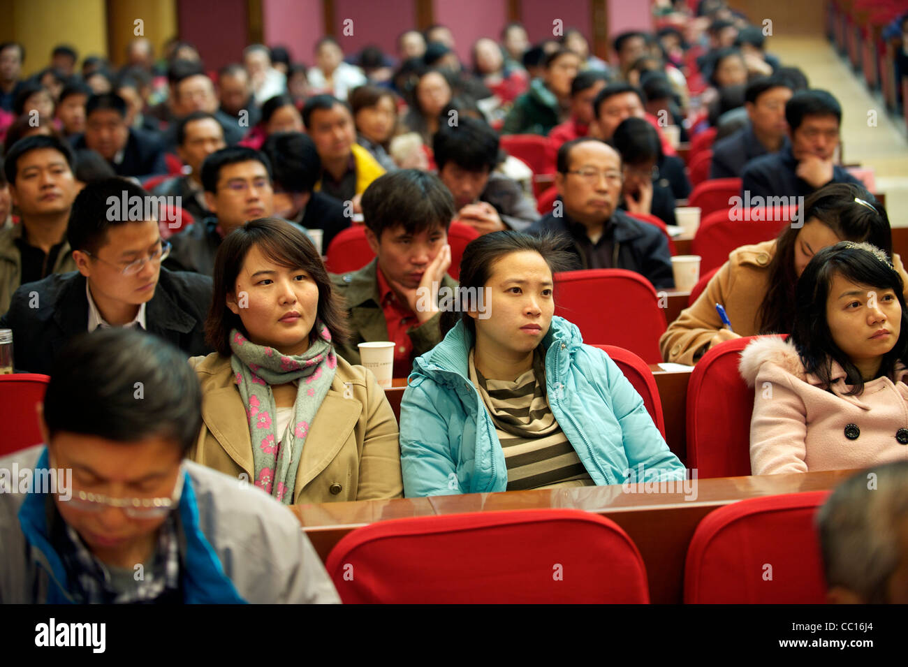 Kader Schüler besuchen einen Vortrag in Beijing kommunistische Partei-Schule in Peking, China. 21. November 2011 Stockfoto