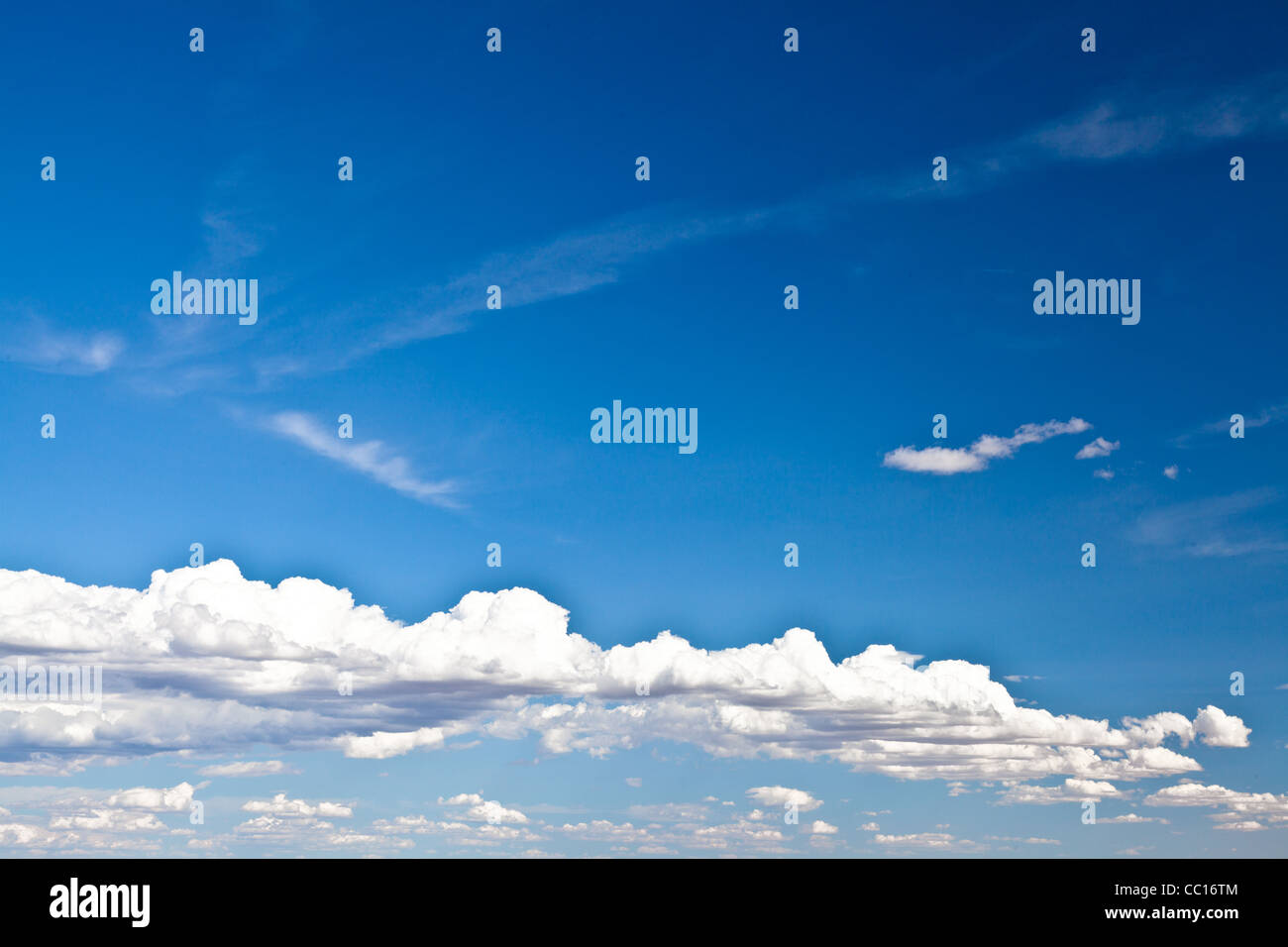 Blauen Sommerhimmel mit niedrigen weißen Wolken mit Textfreiraum Stockfoto