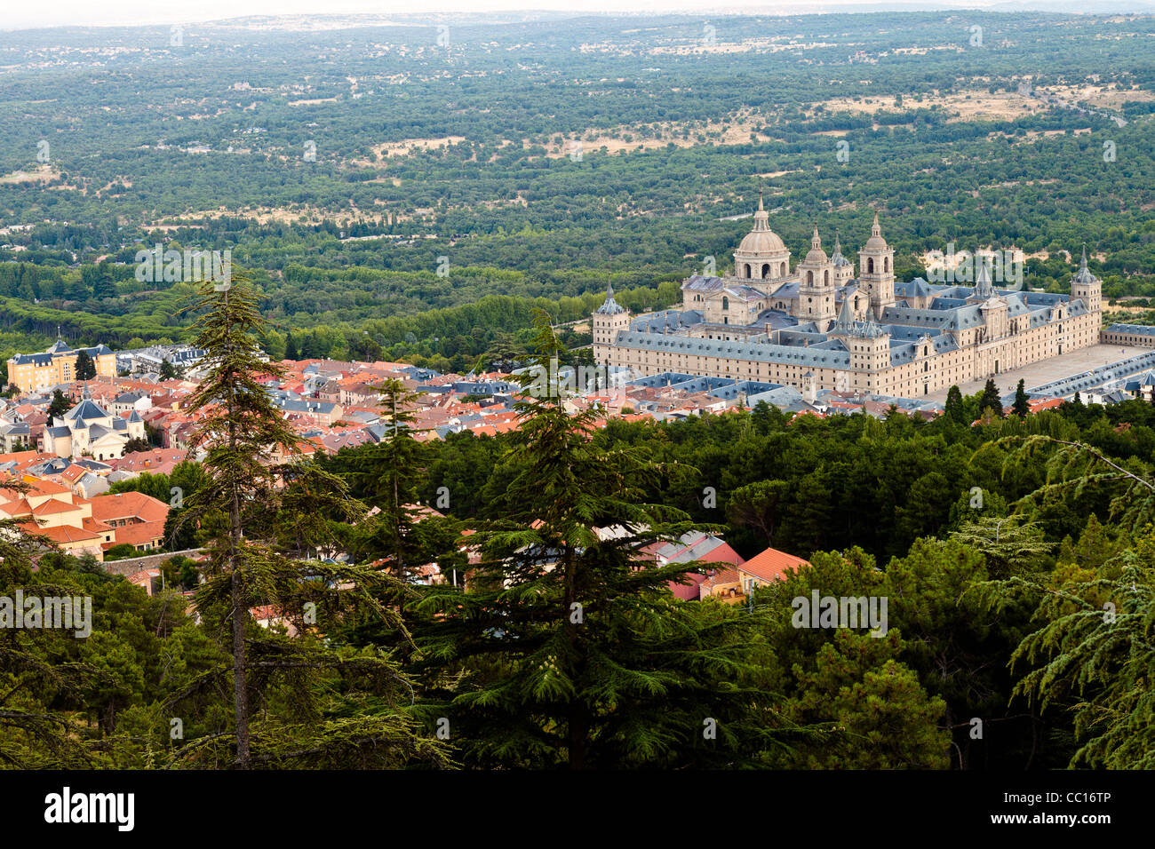 Blick auf die San Lorenzo de El Escorial Klosterkomplex aus Miradores Outlook. Stockfoto