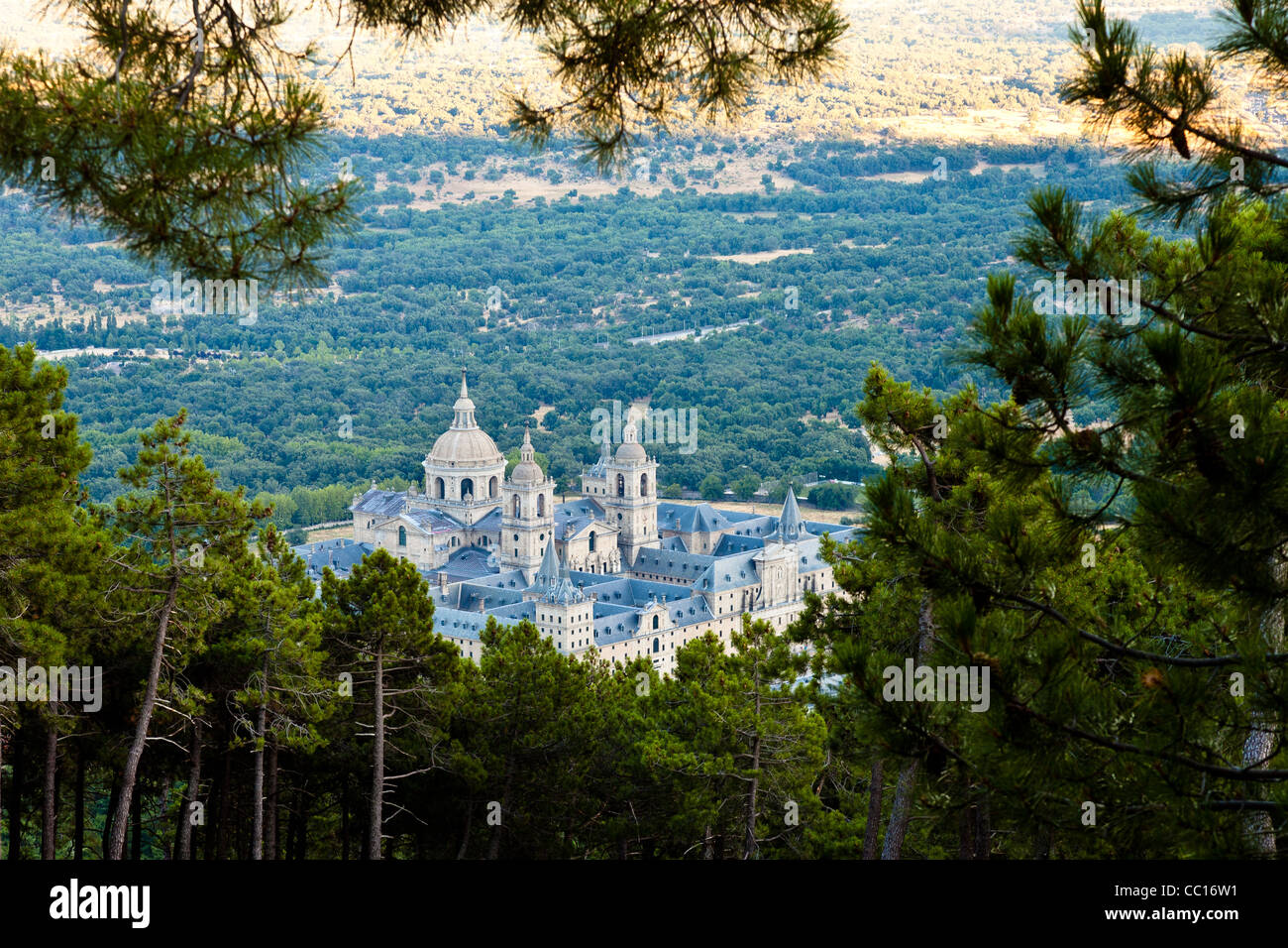 Blick auf die San Lorenzo de El Escorial Klosterkomplex aus Miradores Outlook. Stockfoto