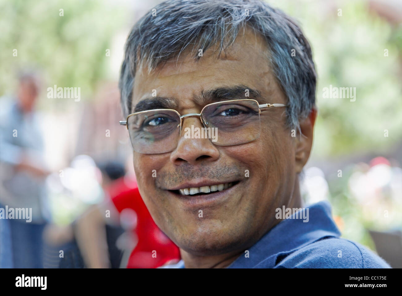 Horizontale Gesicht geschossen des mittleren Alters, grauen Haaren asiatischen Gentleman mit gold umrandeten Brille Stockfoto