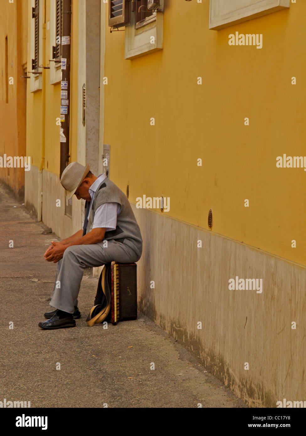 Akkordeon-Spieler ruht auf einer Straße in Rom Stockfoto