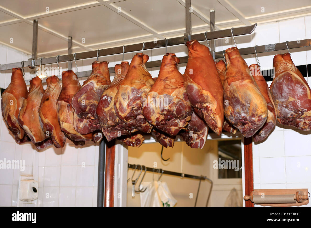 Schwein Schinken an der Decke eine Metzgerei in England Stockfotografie