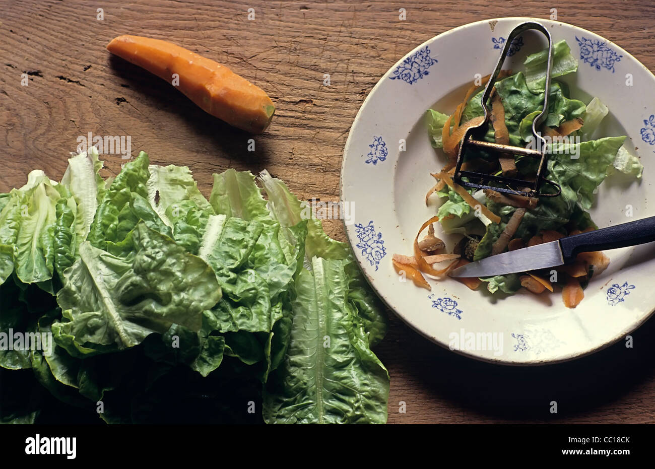 Reinigung von Salat und Karotten auf Holztisch In Bauernhof In Frankreich Stockfoto