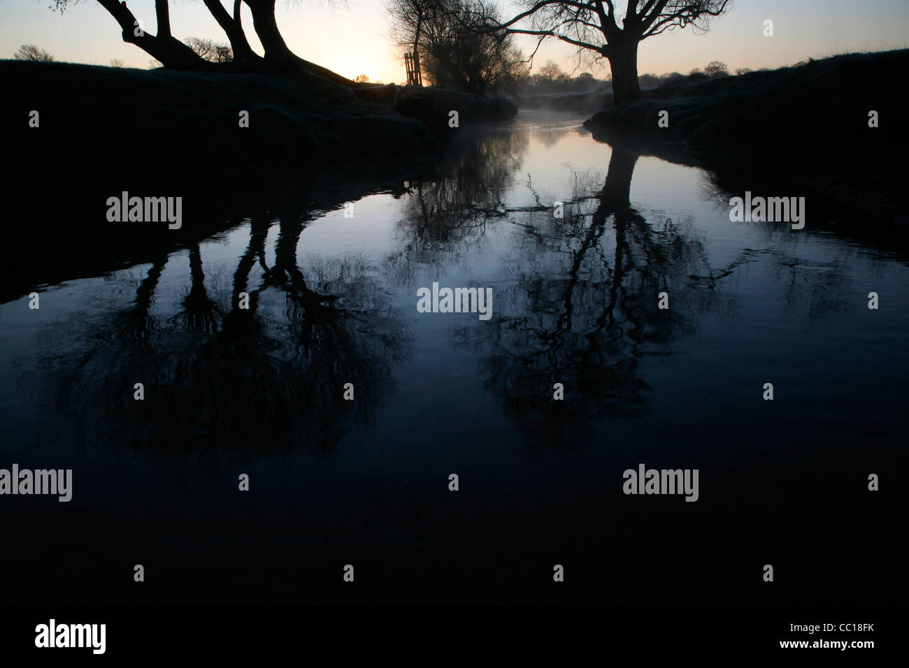 Nebel steigt aus der Beverley Brook bei Sonnenaufgang, Richmond Park, London, UK Stockfoto