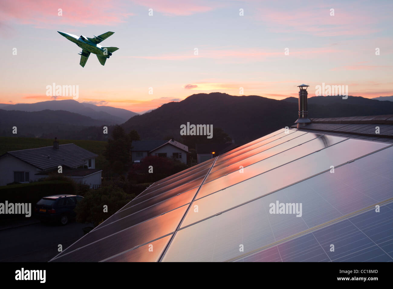 Sonnenuntergang über ein Haus in Ambleside, Lake District UK, mit einem 3,8 Kw solar Schalttafel-Anlage auf dem Dach. Stockfoto