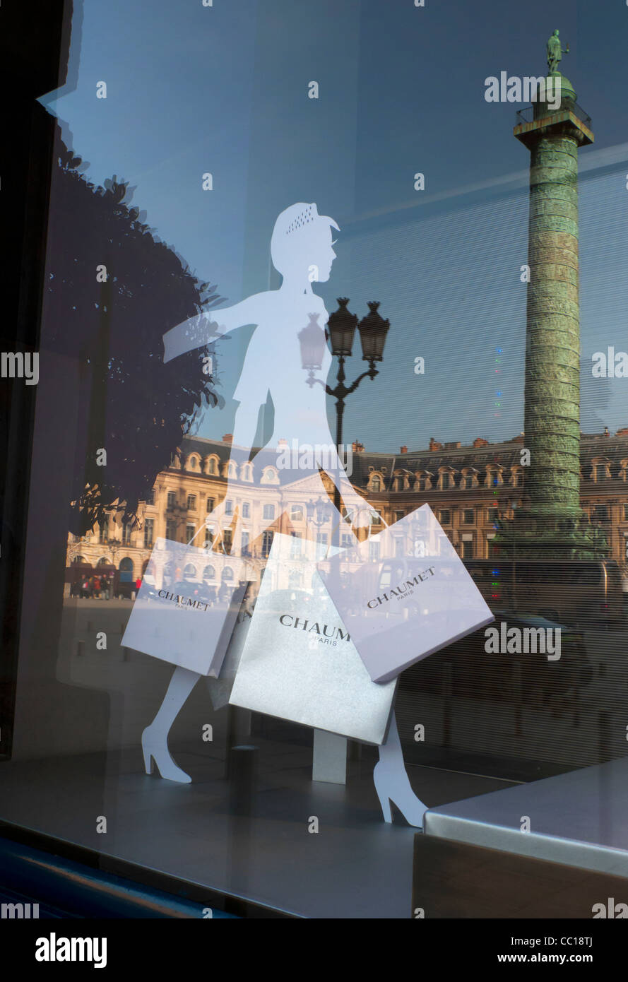 Fenster des Luxus-Juwelier Chaumet in der Place Vendôme mit Vendôme Spalte reflektiert, Paris, Frankreich Stockfoto