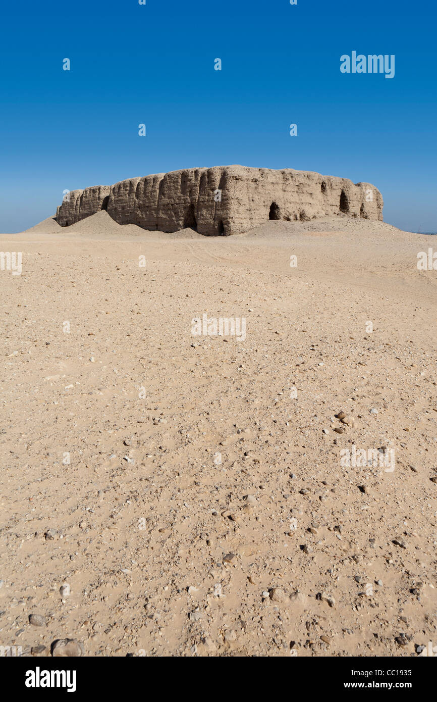 Vertikale Langstrecken Schuss von Mud Brick Mastaba in Beit Khallaf, nördlich von Abydos, Mittelägypten Stockfoto