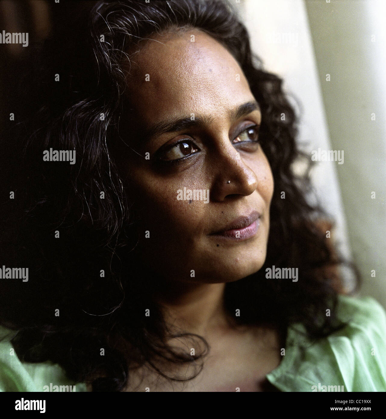 Arundhati Roy, Booker Prize gewinnenden Autor von "Der Gott der kleinen Dinge" in ihrem Haus in Neu-Delhi, Indien. Stockfoto