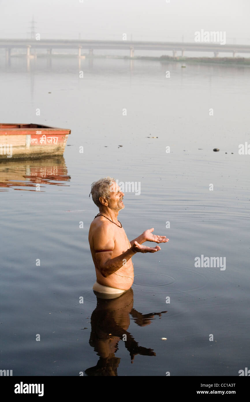 Ein Mann taucht rituell im Fluss Yamuna, New Delhi, Indien. Der Fluss ist so verschmutzt, dass sie nicht mehr Leben tragen können Stockfoto