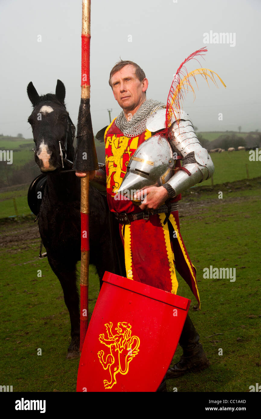 Schaf Bauer und Champion mittelalterlichen jouteur Philip Hughes - Sir Philip von Argoed - mit seinem Pferd auf seiner Farm in Mid Wales UK Stockfoto