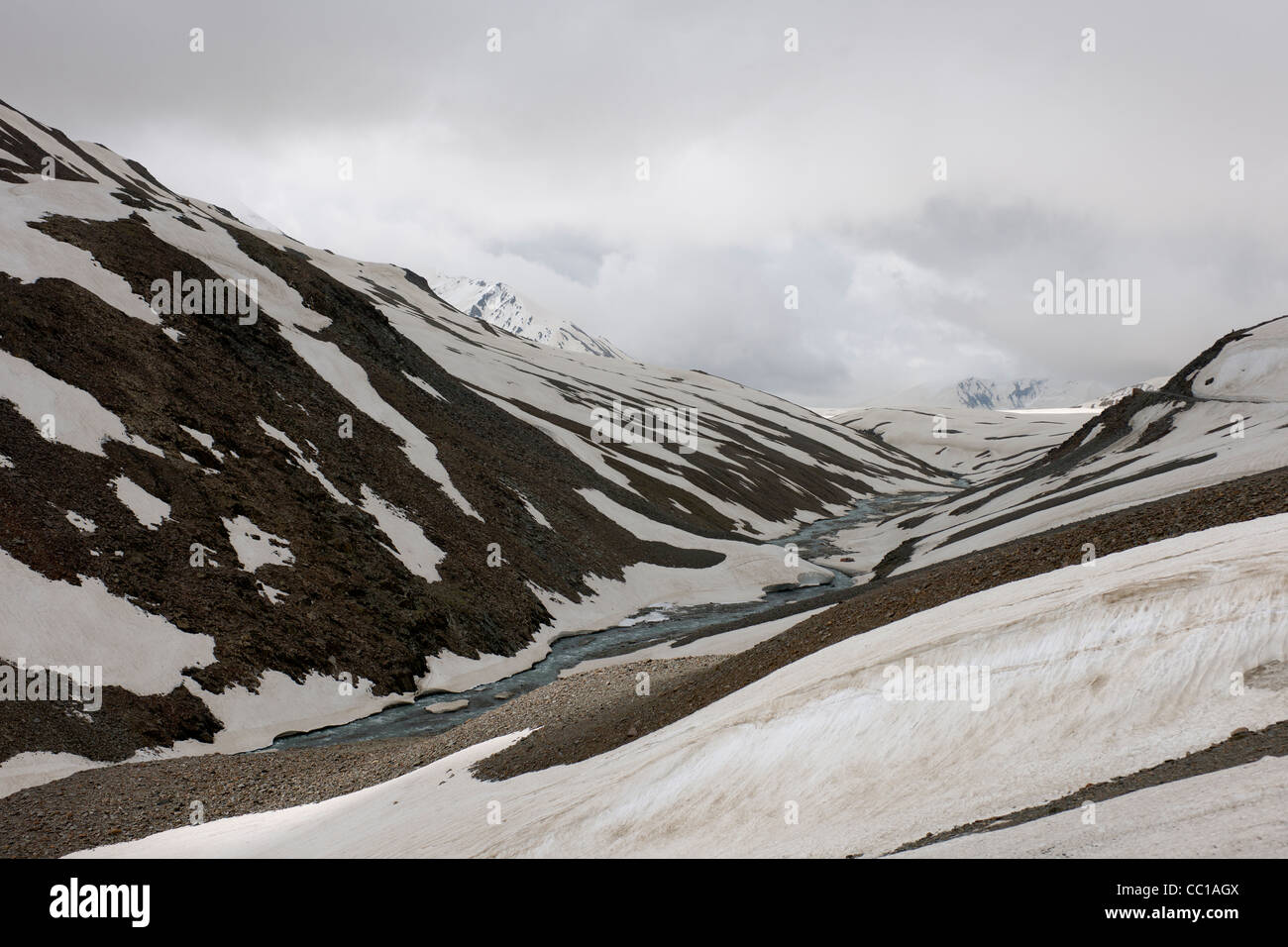 Verschneite Tal unter grauen Wolken, auf dem Weg zum Baralach La Pass, Manali-Leh Highway, Himachal Pradesh, Indien Stockfoto