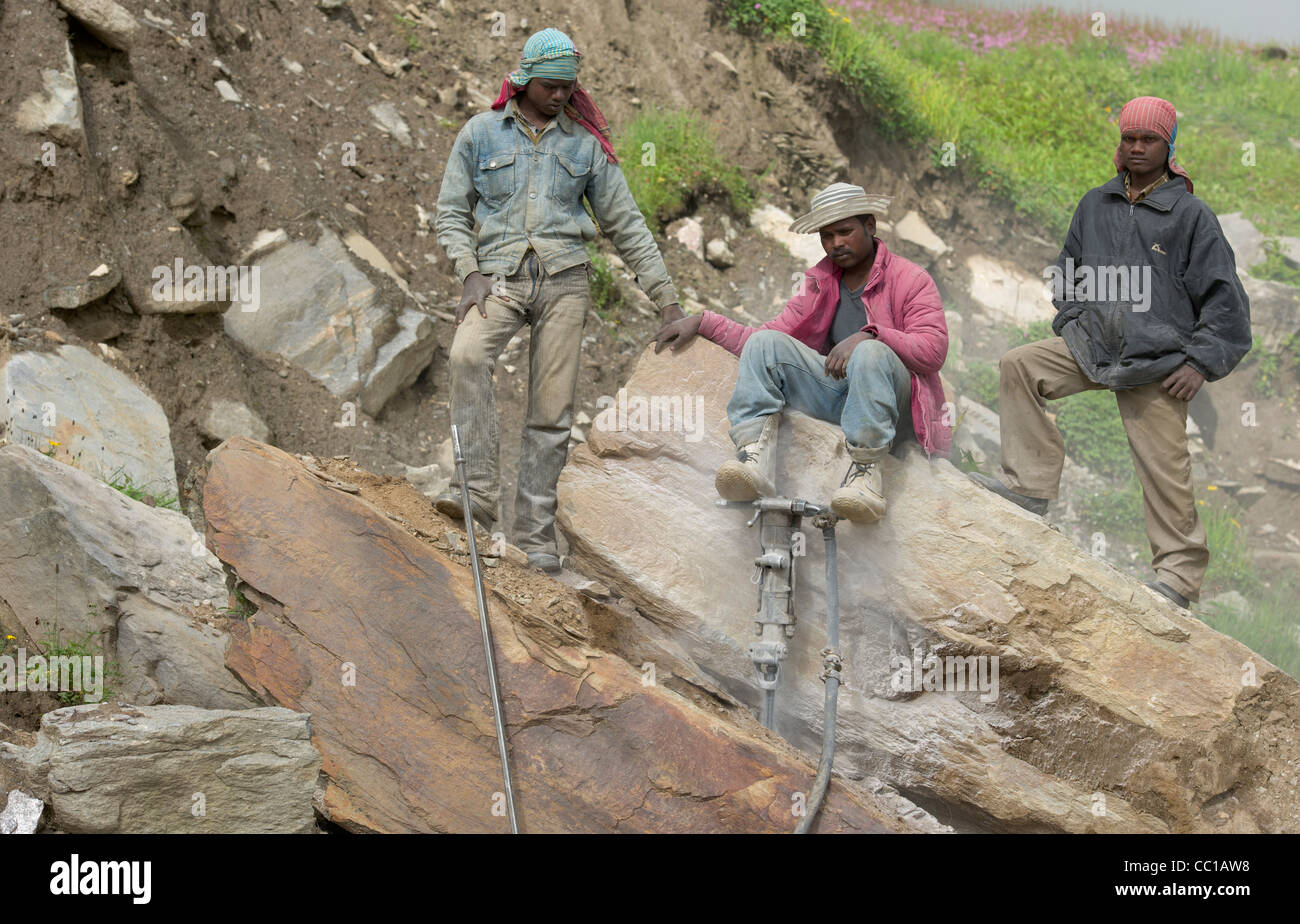 Straßenarbeiter mit einem Presslufthammer mit den Füßen am Rohtang Pass, an der Manali-Leh Highway, Himachal Pradesh, Indien Stockfoto