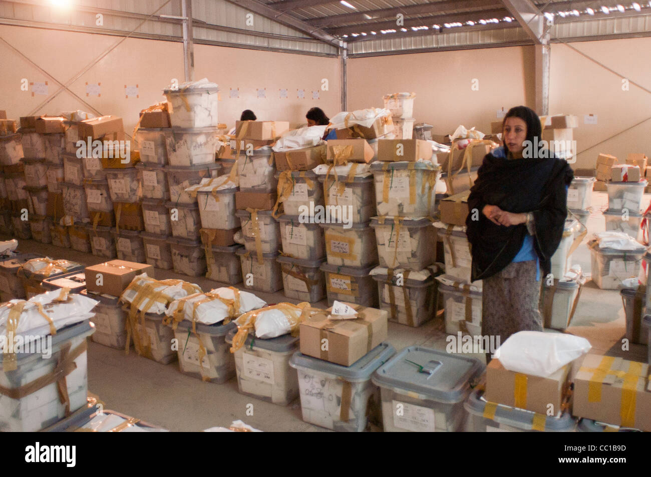 Vereinten Nationen Mitarbeiter sortieren Wahl Stimmzettel in einem Lagerhaus in Kabul, Afghanistan Stockfoto