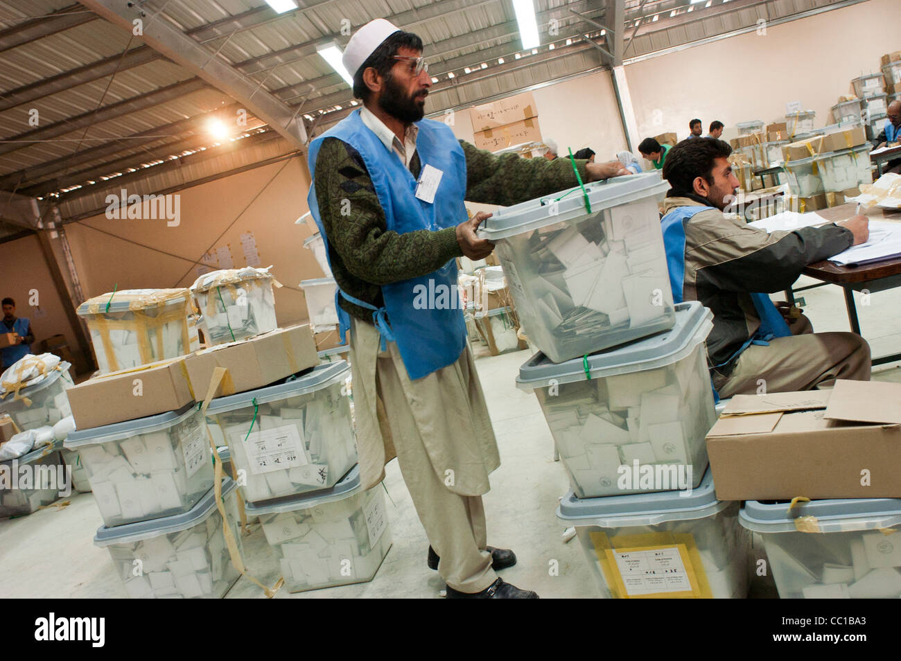 Vereinten Nationen Mitarbeiter sortieren Wahl Stimmzettel in einem Lagerhaus in Kabul, Afghanistan Stockfoto