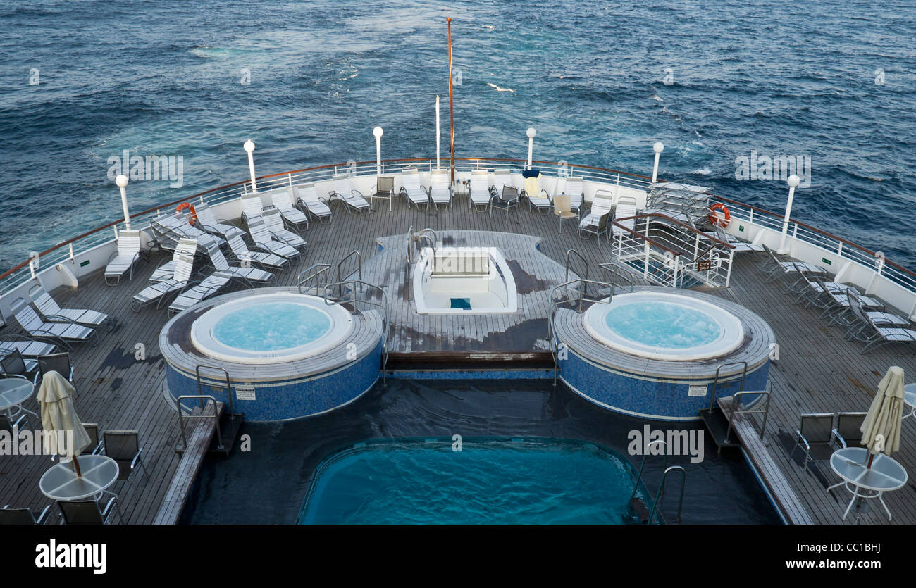 Blick hinunter auf das Lounge-Deck der Fred Olsen Kreuzfahrtschiff MS Boudicca zeigt das Schwimmbad und jaccuzzis Stockfoto