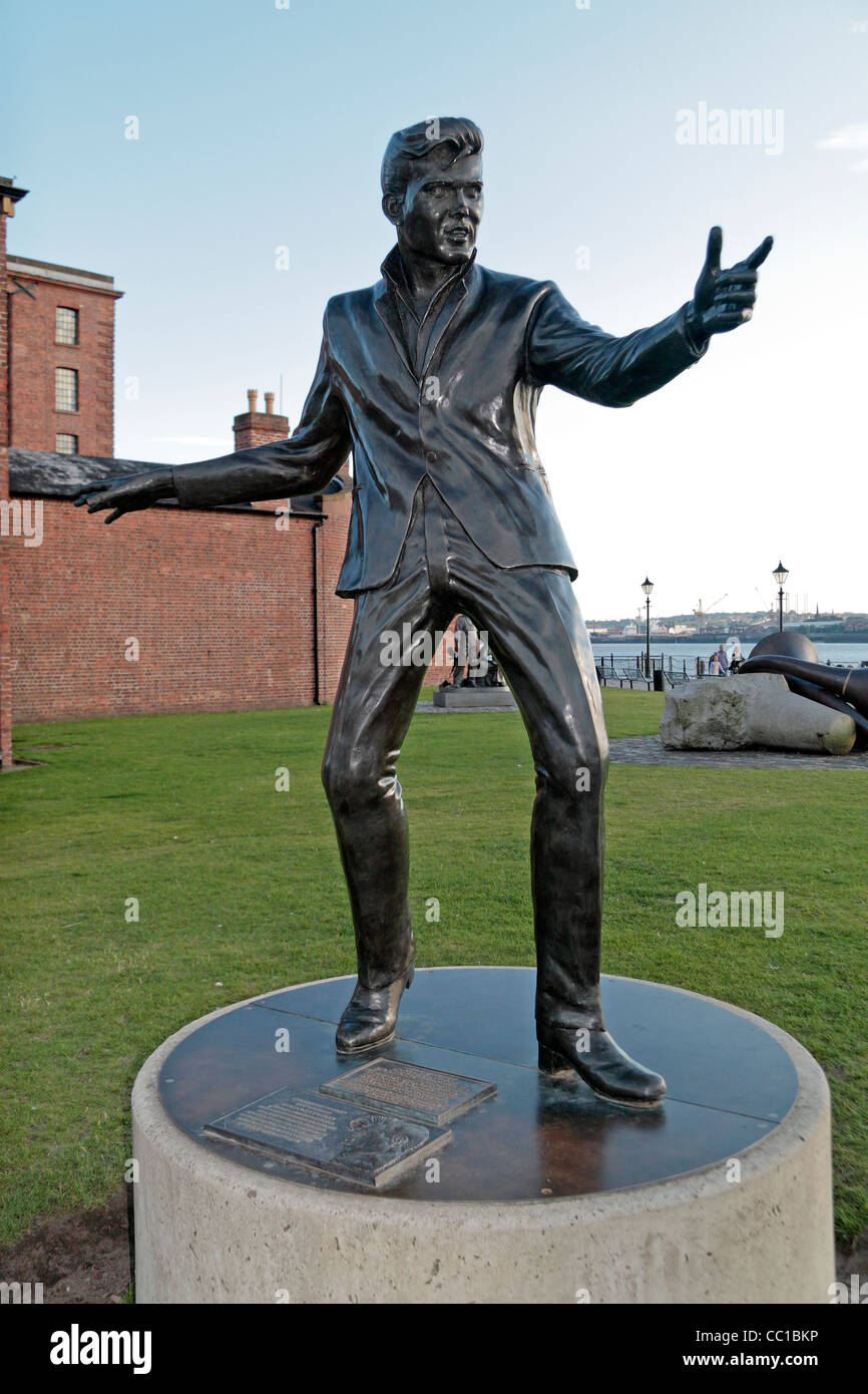 Statue von Billy Fury (Ronald Wycherley) in der Nähe von Albert Dock auf den Fluss Mersey, Liverpool, UK. Stockfoto