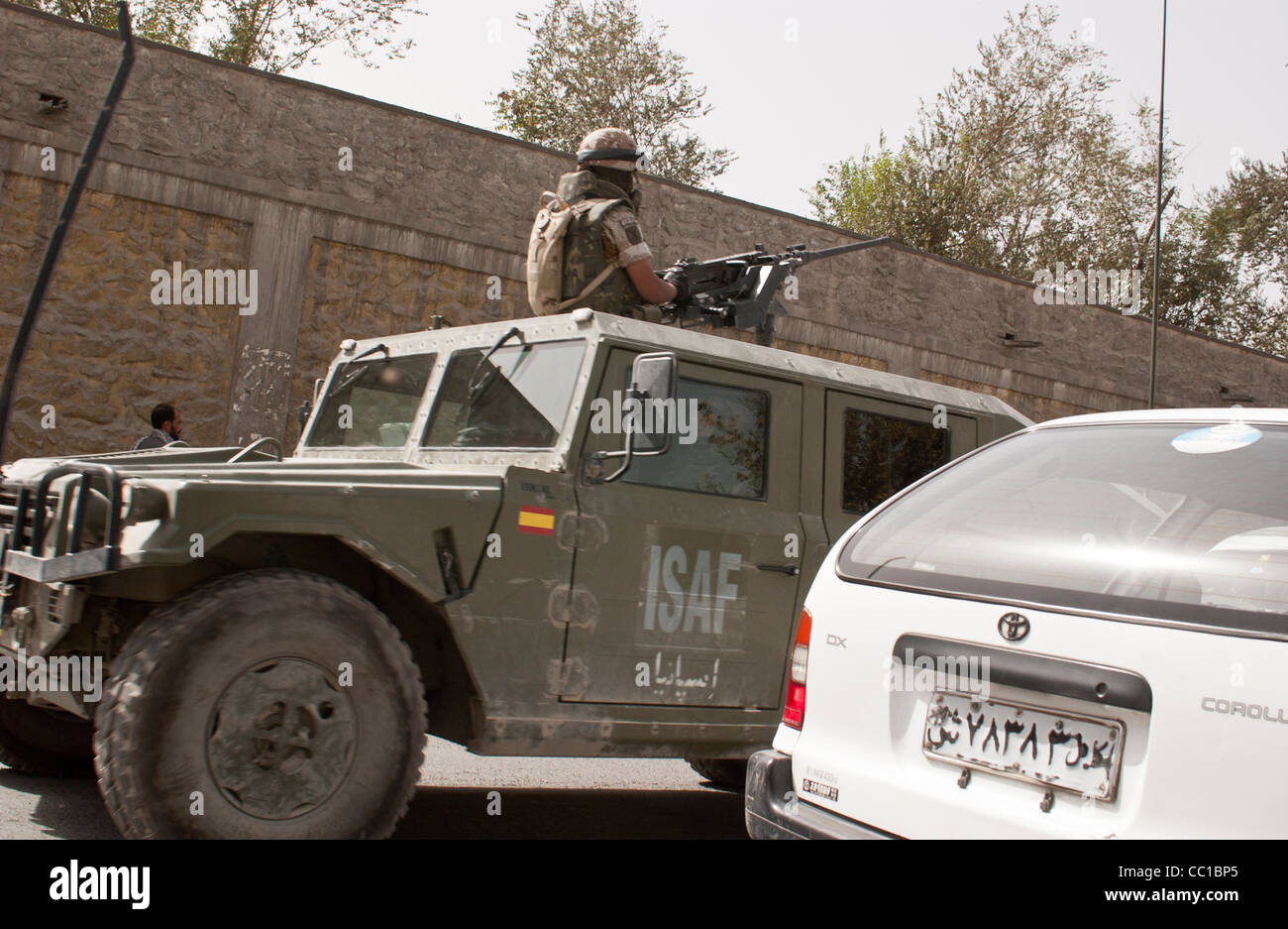 Mitglieder der International Security Assistance Force patrouillieren die Straßen von Kabul in einem gepanzerten Fahrzeug, Afghanistan Stockfoto