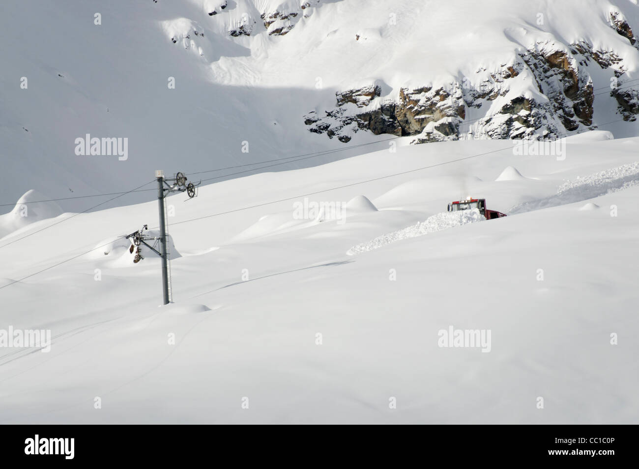 Eine Piste-Maschine macht einen Track auf eine Schleppleine Stockfoto