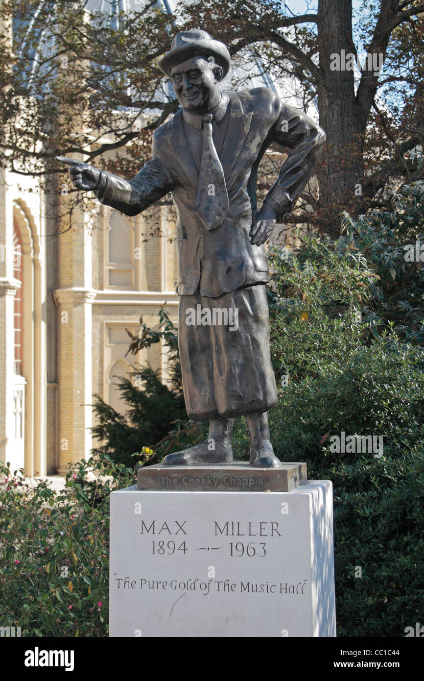 Eine Bronzestatue des englischen Comic Max Miller in der Nähe von Theatre Royal Brighton, East Sussex, UK. Stockfoto