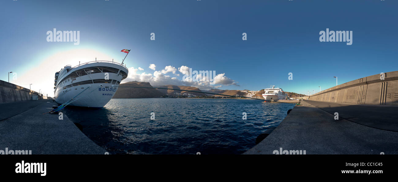 360-Grad-Panoramablick über die Fred Olsen-Kreuzfahrtschiff MS Boudicca angedockt in San Sebastián, La Gomera auf den Kanarischen Inseln. Stockfoto