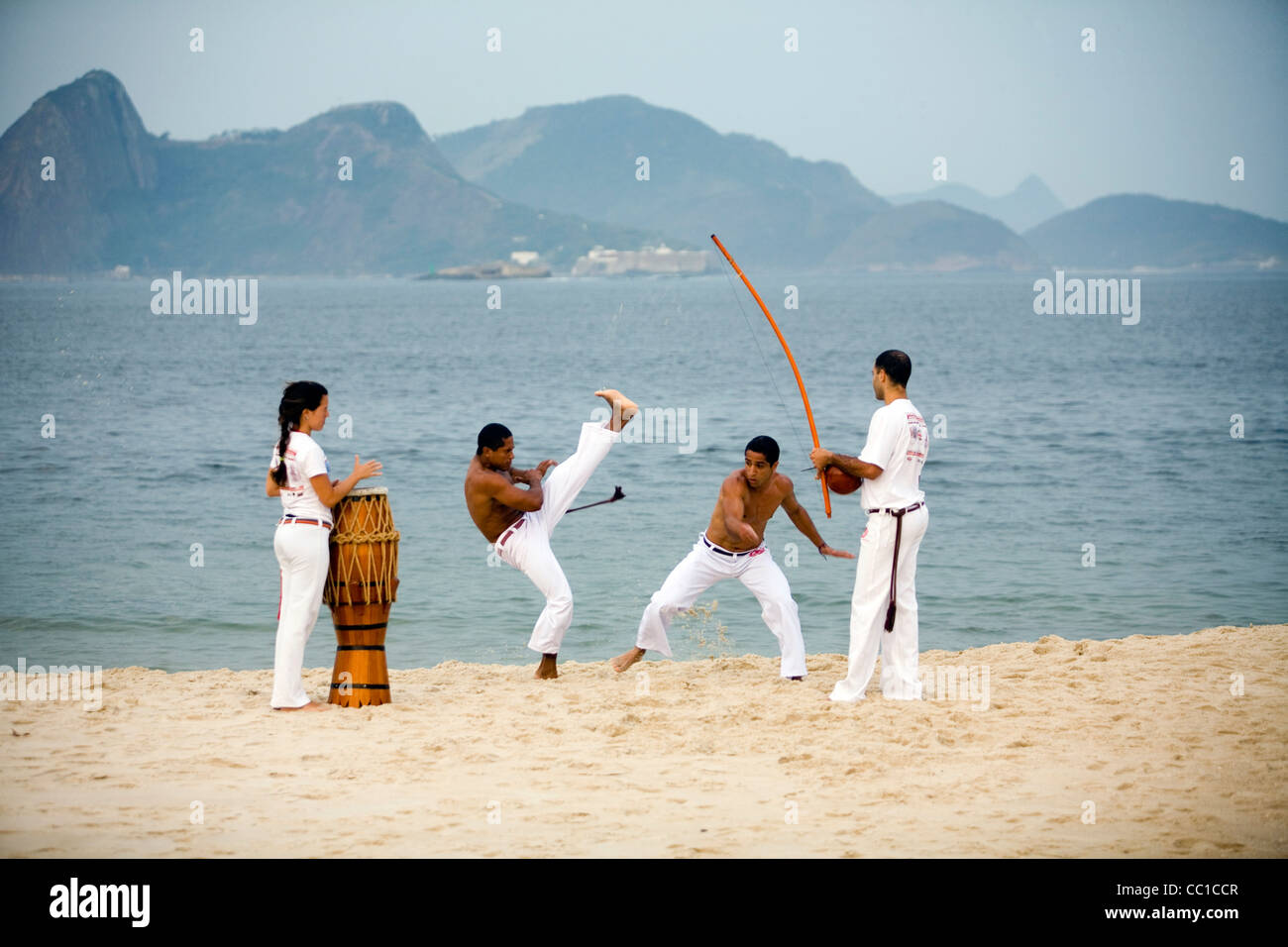 Capoeiristas Praxis Capoeira am Strand von Flamengo in Rio De Janeiro, Brasilien Stockfoto