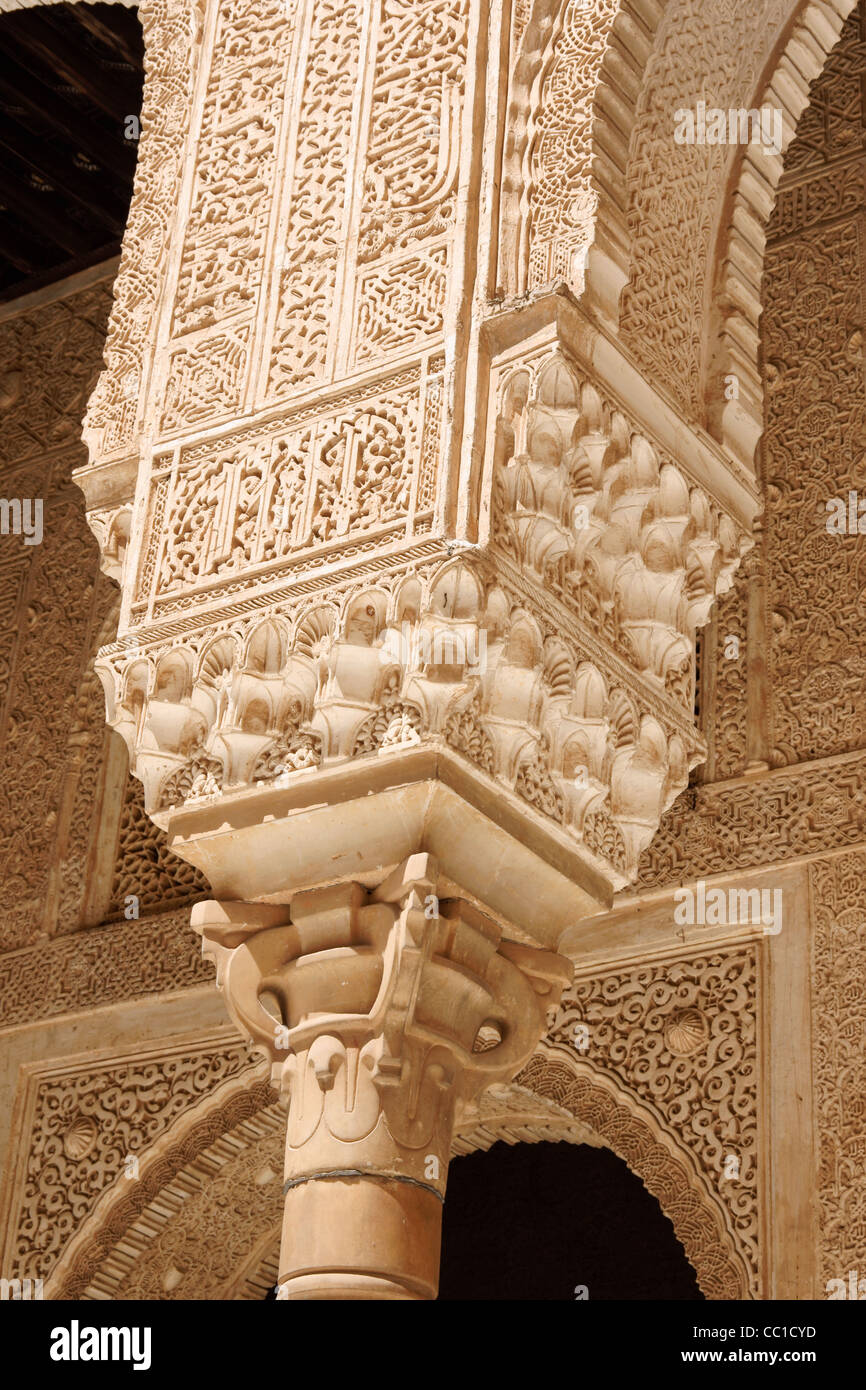 Detail der arabischen Schnitzereien von Nasridenpaläste in der Alhambra von Granada in Andalusien, Spanien Stockfoto