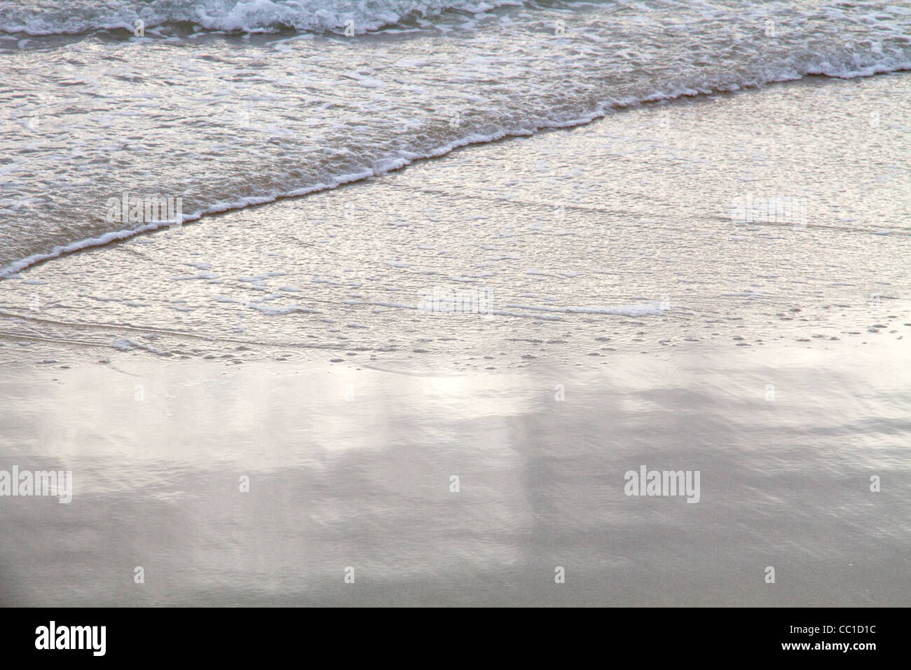 Meer Wasser Küstenlinie Reflexion auf nassen sand Stockfoto