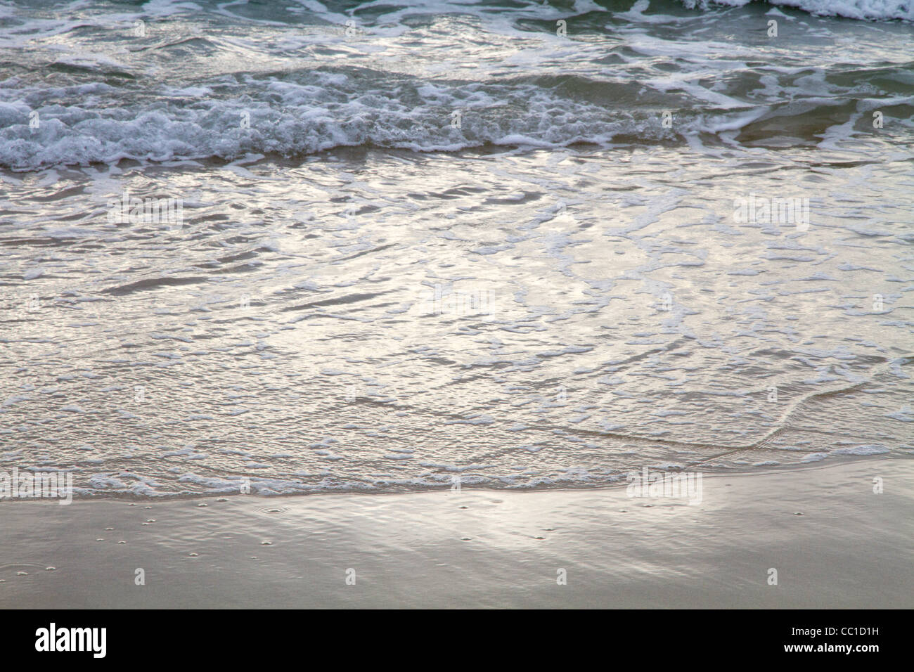 Meer Wasser Küstenlinie auf sand Stockfoto