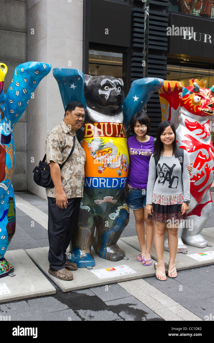 Familie posiert für Fotos, United Buddy Bears Ausstellung, Pavilion Mall, Kuala Lumpur, Malaysia Stockfoto