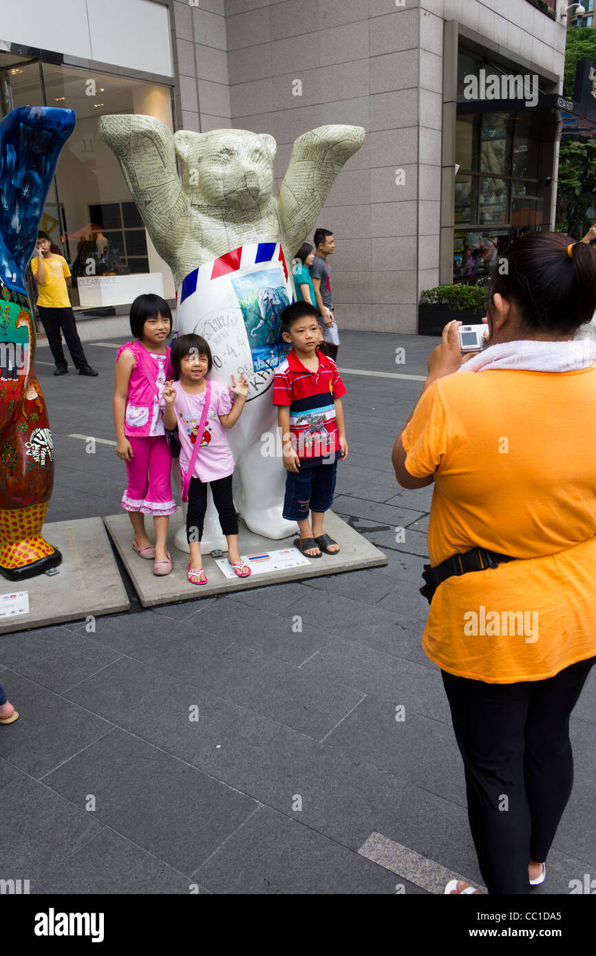 Kinder posieren für Fotos, United Buddy Bears Ausstellung, Pavilion Mall, Kuala Lumpur, Malaysia Stockfoto