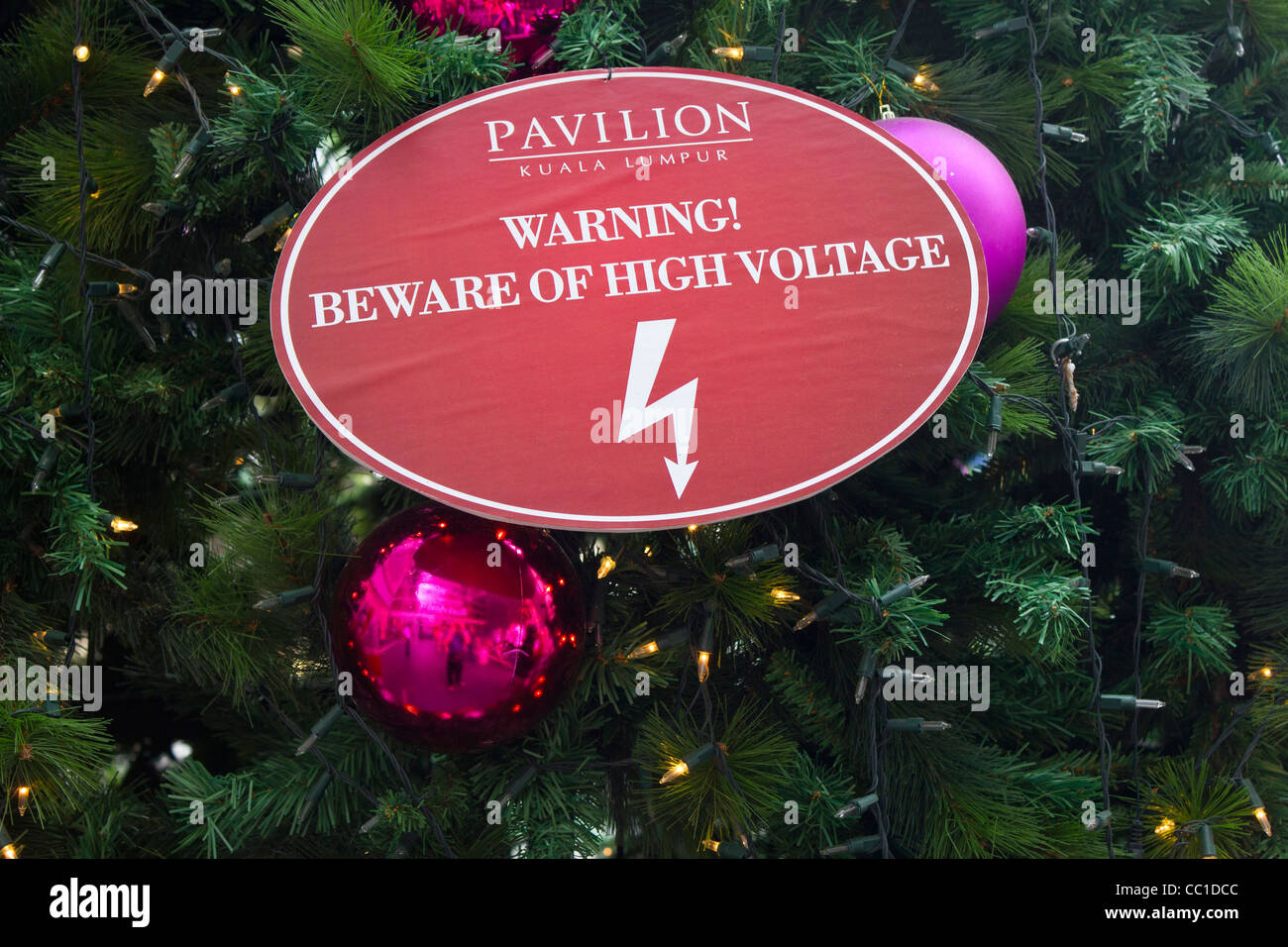 Detail der Weihnachtsbaum mit Warnung Vorsicht der Hochspannung, Pavilion Mall, Kuala Lumpur, Malaysia Stockfoto