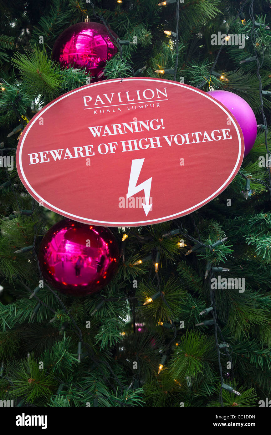 Detail der Weihnachtsbaum mit Warnung Vorsicht der Hochspannung, Pavilion Mall, Kuala Lumpur, Malaysia Stockfoto
