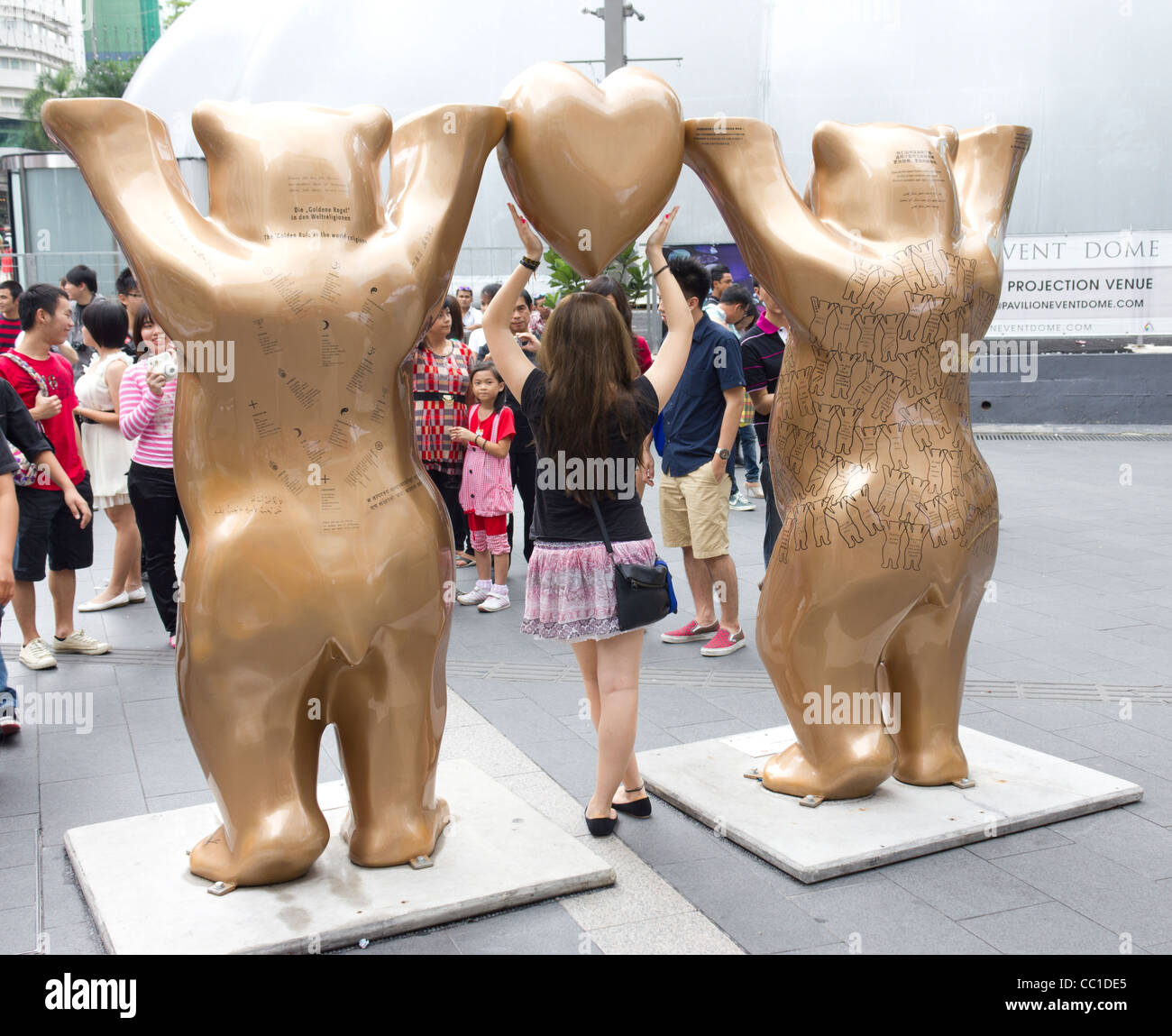 Mädchen posiert für Foto, United Buddy Bears Ausstellung, Pavilion Mall, Kuala Lumpur, Malaysia Stockfoto