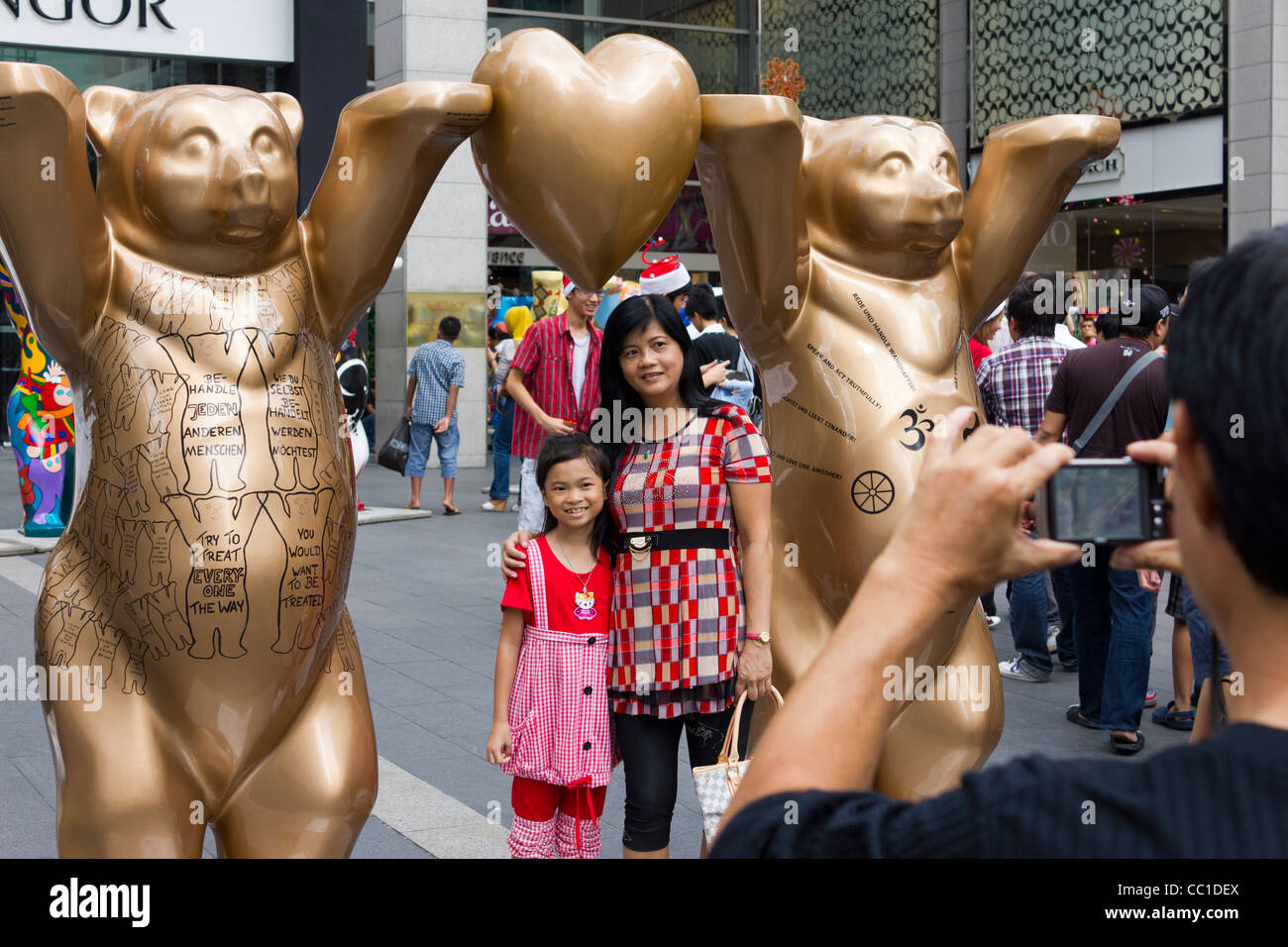 Kinder posieren für Fotos, United Buddy Bears Ausstellung, Pavilion Mall, Kuala Lumpur, Malaysia Stockfoto