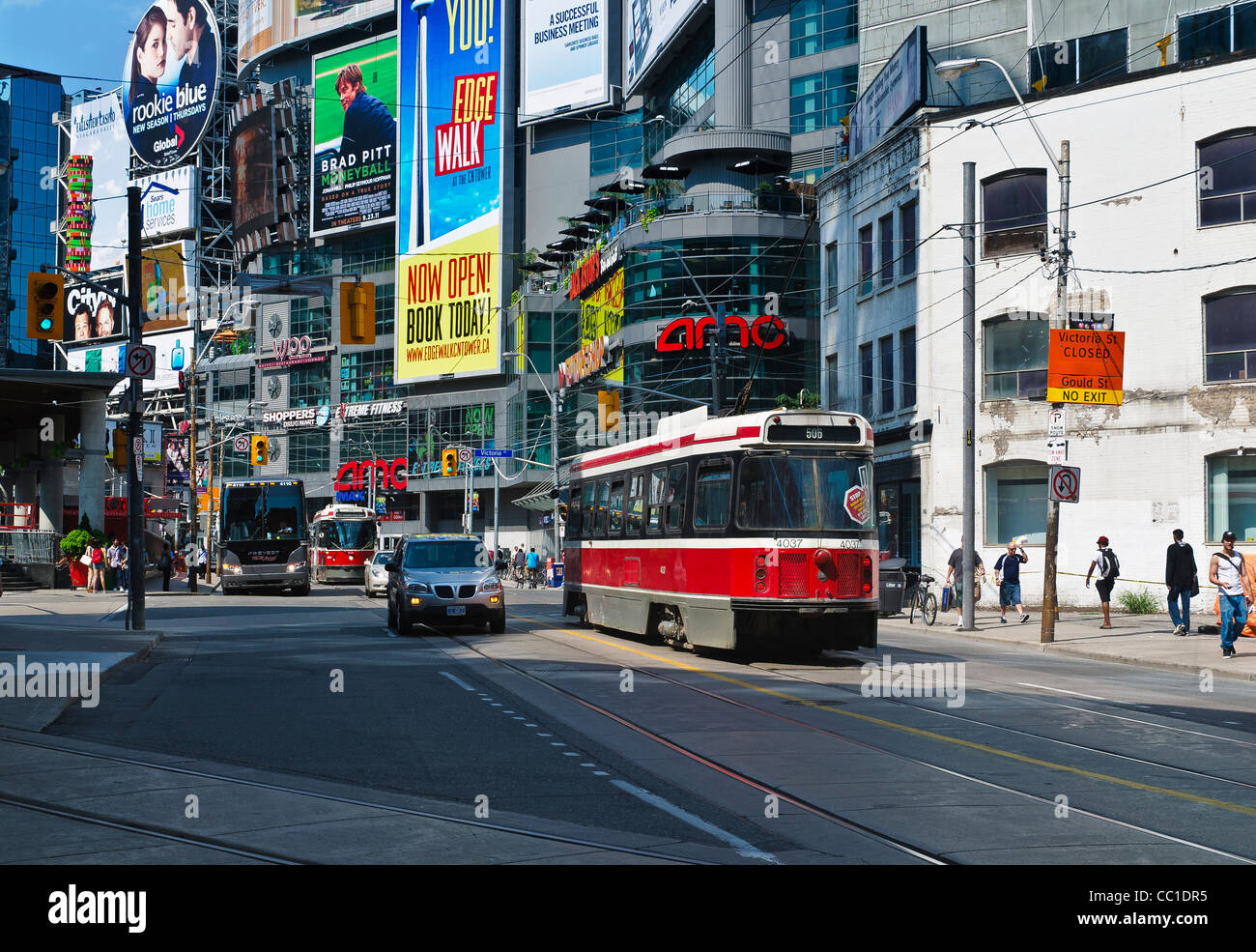Straßenbahnen, Busse und Autos an der Dundas Street, in der Nähe von der Yonge-Dundas Square in Toronto, Ontario Stockfoto