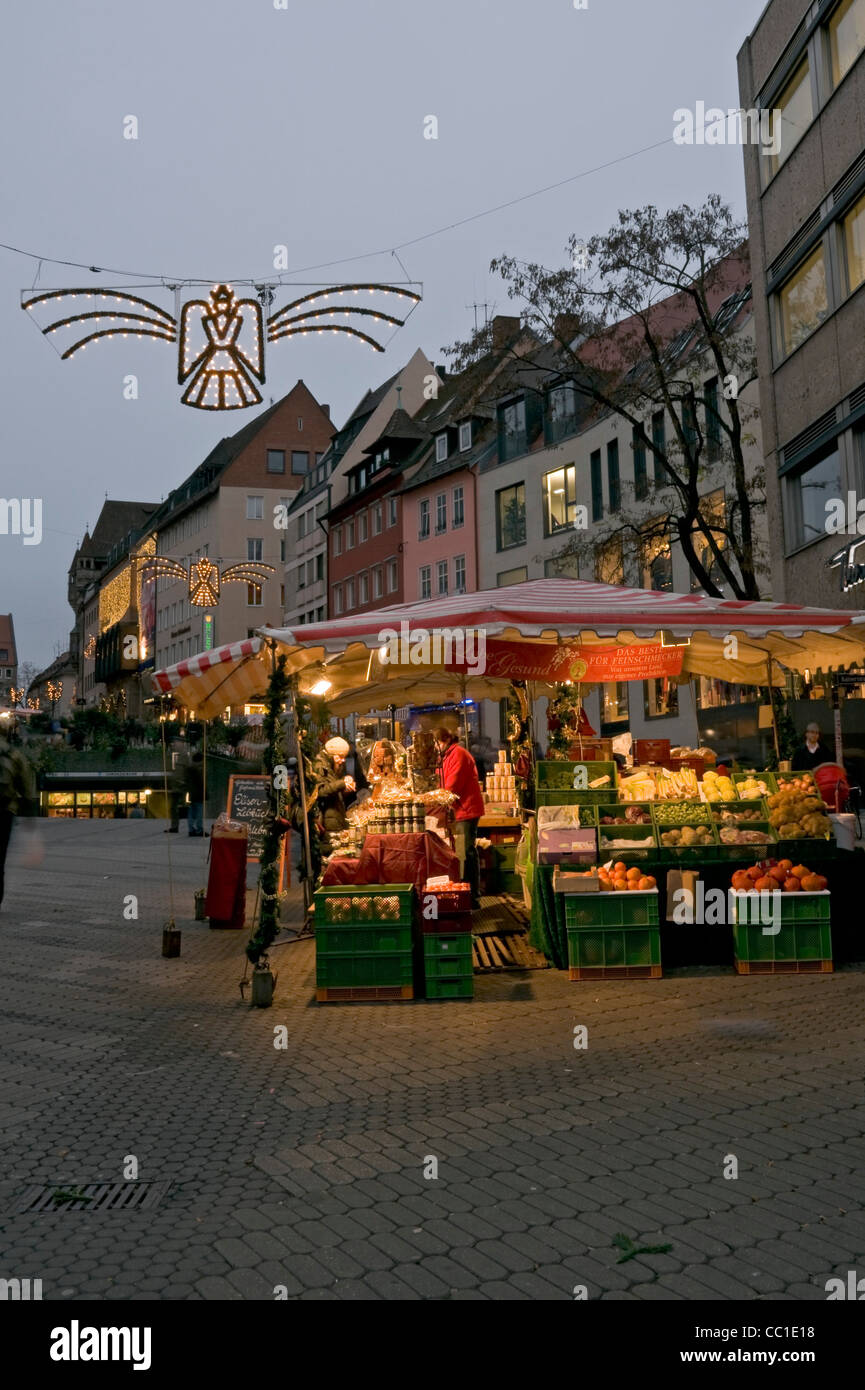 Weihnachten in der Einkaufszone in der alten Stadt Nürnberg, Franken, Bayern, Deutschland, Europa. Stockfoto